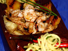 Fot. nagazie, Krewetki z chorizo na noodles z bananem i ananasem