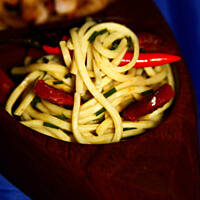 Krewetki z chorizo na noodles z bananem i ananasem