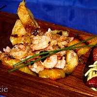 Krewetki z chorizo na noodles z bananem i ananasem