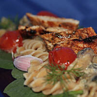 Makaron ze szpinakiem pod kurczakiem