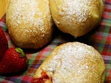 Fot. APM, Drożdżówki z serem i truskawkami