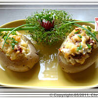 Pieczony  ziemniak z tuńczykiem i włoskimi pomidorami.