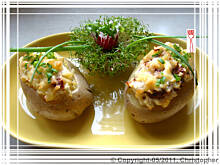 Fot. edicook, Pieczony  ziemniak z tuńczykiem i włoskimi pomidorami.