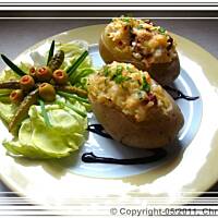 Pieczony  ziemniak z tuńczykiem i włoskimi pomidorami.