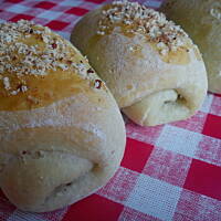 Zawijane bułeczki z nutellą i orzechami laskowymi