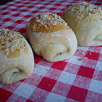 Zawijane bułeczki z nutellą i orzechami laskowymi
