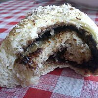 Zawijane bułeczki z nutellą i orzechami laskowymi