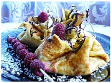 Fot. OstraNaSłodko, Kokosowe sakiewki z musem malinowym i czekoladową ścieżką