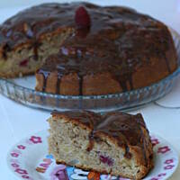 ciasto z jabłkami i malinami