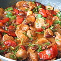 Kiełbaska z fasolką i papryką