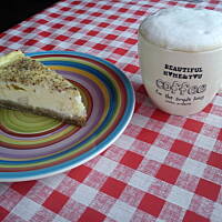 Sernik waniliowy z gruszkami na spodzie cappuccino