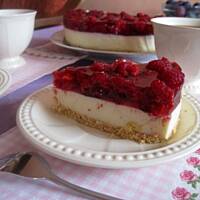 Torcik budyniowo-serowy z malinami