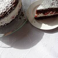 Tort truskawkowy na kokosowo - czekoladowym spodzie