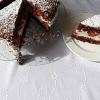 Tort truskawkowy na kokosowo - czekoladowym spodzie