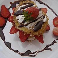 Placuszki z bitą śmietaną i truskawkami