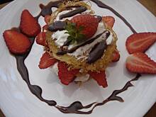 Fot. eluchap, Placuszki z bitą śmietaną i truskawkami