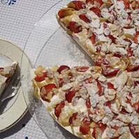 Torcik z truskawkami i prażonymi migdałami