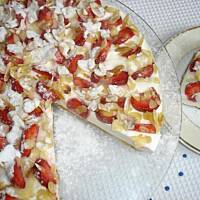 Torcik z truskawkami i prażonymi migdałami