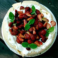 Pavlova z bitą śmietaną i truskawkami