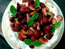 Fot. judik, Pavlova z bitą śmietaną i truskawkami