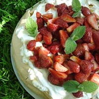 Pavlova z bitą śmietaną i truskawkami