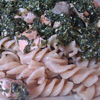 Łosoś ze szpinakiem i ciemnym makaronem