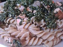 Fot. makowiec, Łosoś ze szpinakiem i ciemnym makaronem