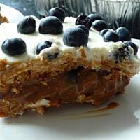 Szybkie ciasto z masą krówkową i borówkami