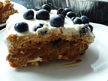 Fot. GastroMonia, Szybkie ciasto z masą krówkową i borówkami