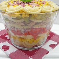 Sałatka makaronowa warstwowa