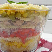 Sałatka makaronowa warstwowa