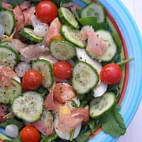 Sałatka letnia z szynką i jajkiem