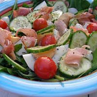 Sałatka letnia z szynką i jajkiem