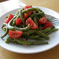 Sałatka z fasolki szparagowej i pomidorków koktajlowych