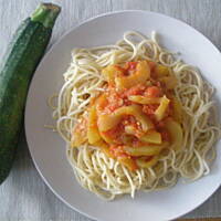 Spaghetti z cukinią i pomidorami