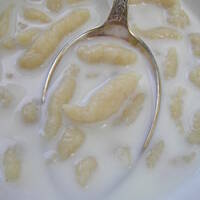 Zupa mleczna z zacierką. Smak dzieciństwa.