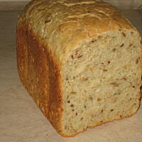 Chleb z otrębami, słonecznikiem i pestkami dyni.