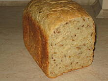 Fot. J., Chleb z otrębami, słonecznikiem i pestkami dyni.