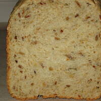 Chleb z otrębami, słonecznikiem i pestkami dyni.