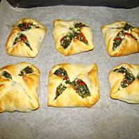 Koperty z ciasta francuskiego ze szpinakiem i białym serem