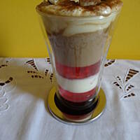 Zimna kawa z galaretką i kremem