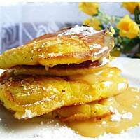 Ananasowe pancakes w kałuży toffi