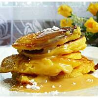 Ananasowe pancakes w kałuży toffi