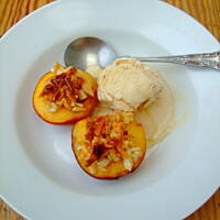 Brzoskwinie pieczone z migdałami (4 porcje)