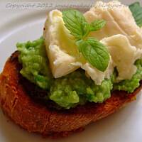 Crostini z puree z zielonego groszku i bobu