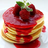 Cytrynowe pancakes z sosem malinowym
