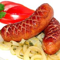 Kiełbasa na Gorąco z Cebulą