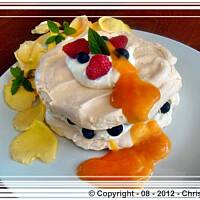 Meryngi (bezy) z borówką amerykańską i sosem brzoskwiniowym.