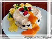 Fot. edicook, Meryngi (bezy) z borówką amerykańską i sosem brzoskwiniowym.