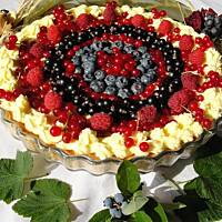 Letnia tarta z kremem budyniowym i owocami